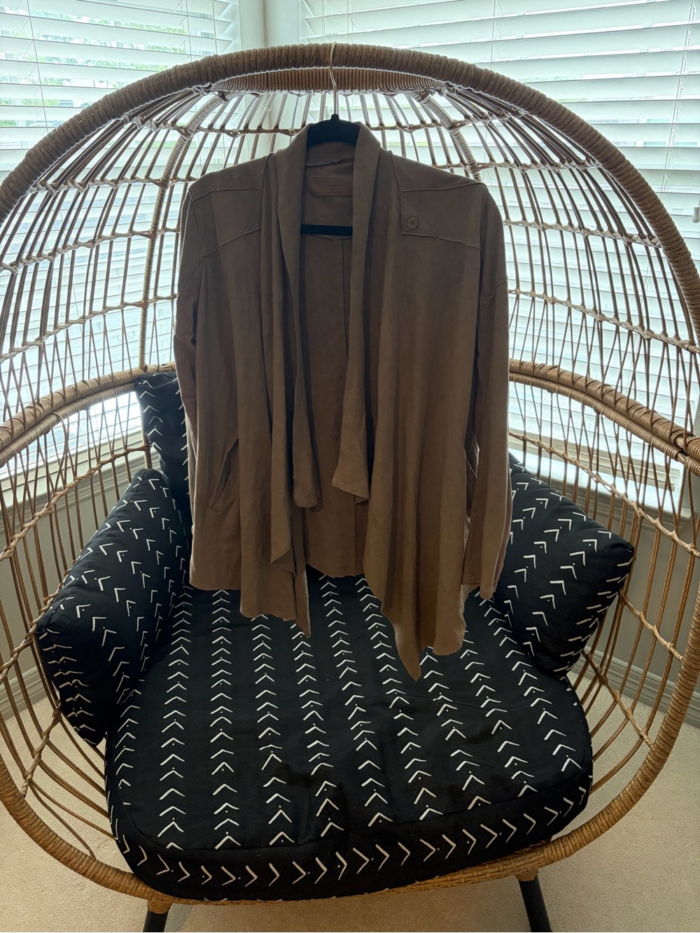 Women’s Blank NYC Cloud Nine Drape Jacket. Taupe size medium. Suede, convertible
